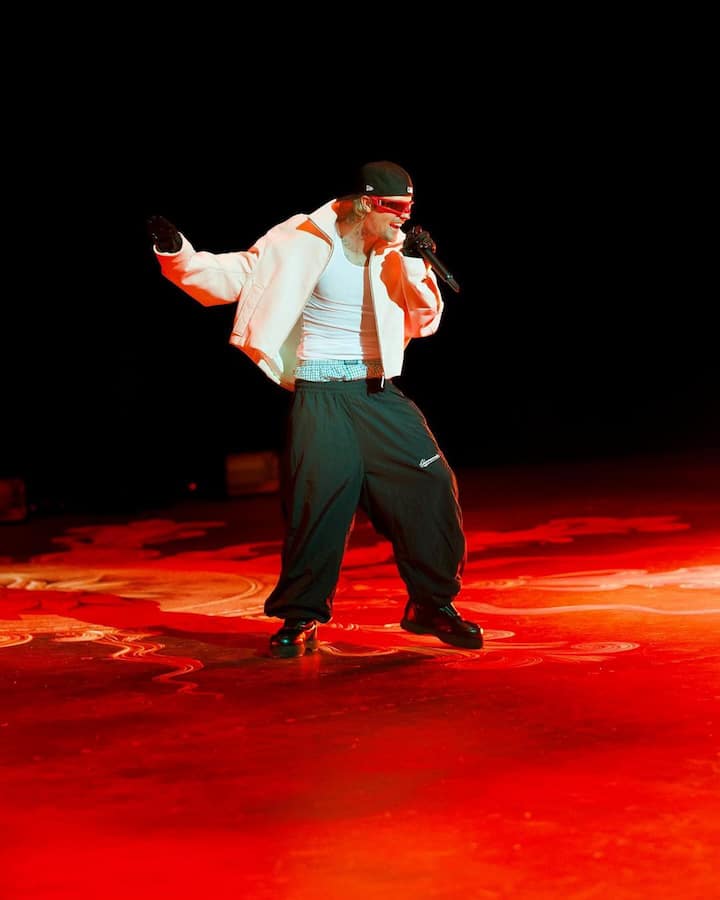 जस्टिन बीबर अंबानी की शादी से पहले ही परफॉर्म कर चुके हैं, जबकि लाना डेल रे, ड्रेक और एडेल जैसे कलाकार भी जल्द ही परफॉर्म करेंगे.