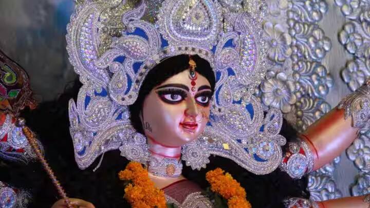 বাস্তু মতে, শুক্রবার দেবী দুর্গার আরাধনা করার আগে দক্ষিণ-পূর্ব দিকে তাঁর বিগ্রহ বা ছবি রাখুন। এই কাজে ভুল করলে সমস্ত পুজোটাই মাটি হতে পারে বলেও সতর্ক করা হয়েছে।(ছবি সৌজন্য- পিটিআই)