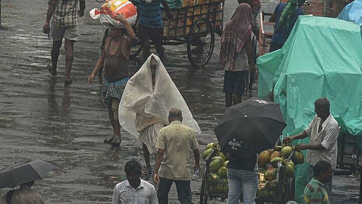 কমলা সতর্কতা জারি করা হয়েছে দার্জিলিং, কোচবিহার, কালিম্পং ও জলপাইগুড়ি জেলায়। এই জেলাগুলির দু-একটি জায়গায় ভারী থেকে অতি ভারী বৃষ্টির পূর্বাভাস দেওয়া হয়েছে।(ছবি সৌজন্য-পিটিআই)