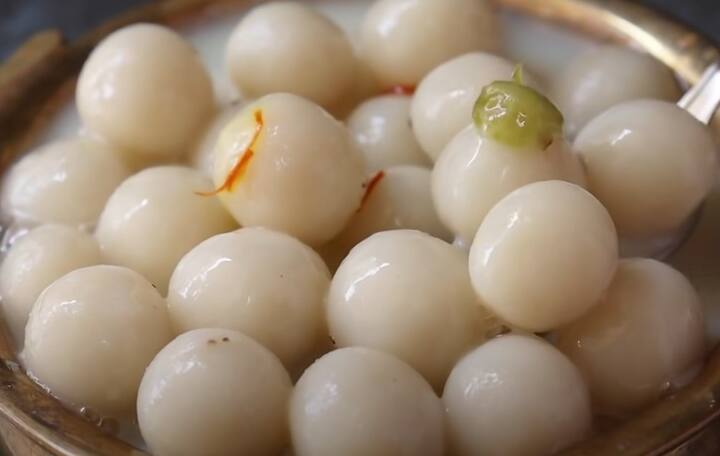 செய்முறை : முதலில் வெல்லம் பாகு தயாரிக்க ஒரு பாத்திரத்தை அடுப்பில் வைத்து அதில் தண்ணீர் மற்றும் வெல்லம் சேர்த்து வெல்லம் கரையும் வரை கொதிக்க வைக்கவும். அதன் பிறகு வெல்லம் பாகை தனியாக எடுத்துக் கொள்ளவும்.