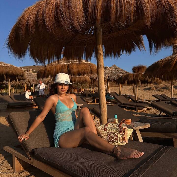 Avneet Kaur flaunted her curvy figure in a blue bikini, fans went crazy after seeing her style. 6 Talking about the work front, Avneet Kaur was last seen in the film 'Tiku Weds Sheru' with Nawazuddin Siddiqui.