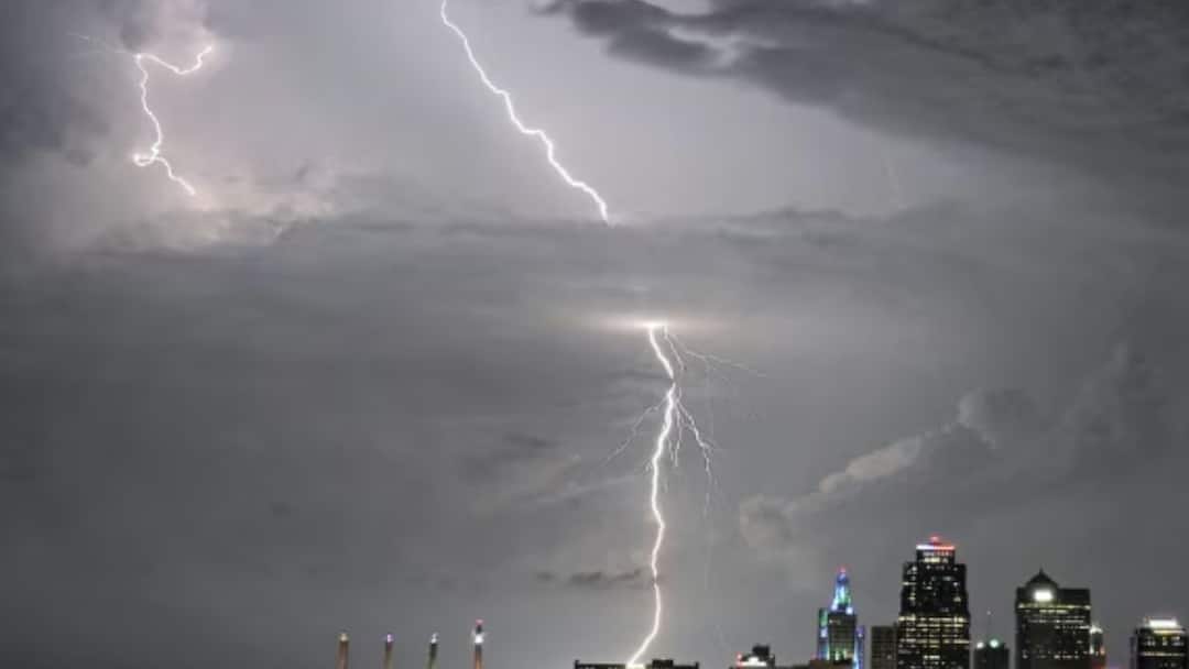 38 killed in 24 hrs due to lightning strikes in UP amid heavy rains UP Rains: పిడుగుపాటుకు ఒక్కరోజులోనే 38 మంది మృతి, బాధితుల్లో ఎక్కువ మంది చిన్నారులే