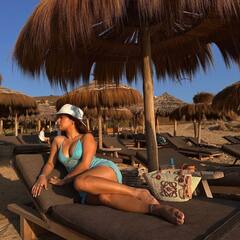 Avneet Kaur Photos: अवनीत कौर ने ब्लू बिकनी में फ्लॉन्ट किया कर्वी फिगर, अदाएं देख फैंस के छूटे पसीने