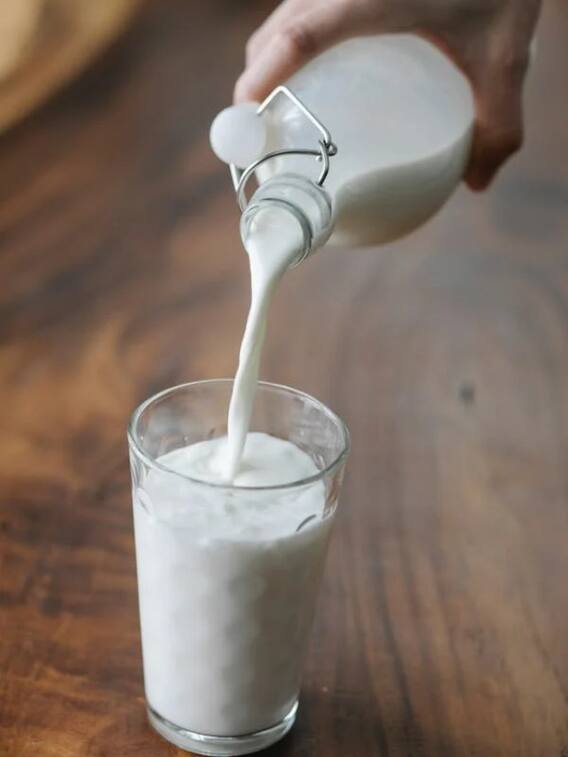 किन लोगों को नहीं पीना चाहिए दूध?