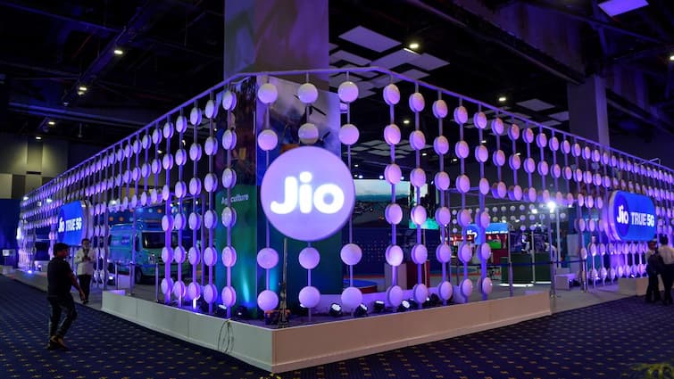 Reliance Jio IPO Expected To Hit Rs 9 Lakh Crore Valuation, Says Jefferies Reliance Jio IPO Expected To Hit Rs 9 Lakh Crore Valuation, Says Jefferies