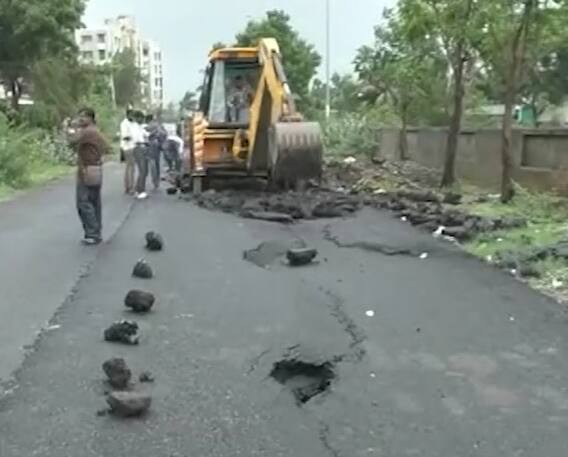 સુરતના જહાંગીરપુરામાં રોડ બેસી જતાં લોકોમાં રોષ,જુઓ વિડીયો