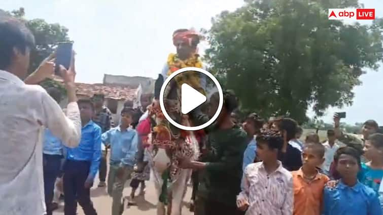 Agar Malwa Viral Video Villagers took out Procession on Horseback after Principal Transfer Cancelled ANN Watch: प्रिंसिपल को घोड़े पर बैठाकर दूल्हे की तरह निकाला जुलूस, ट्रांसफर रद्द होने पर खुशी की लहर