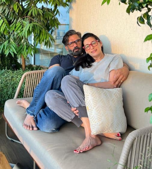 एक्टर सुनील शेट्टी ने साल 1991 में मोनिषा कादरी के साथ शादी की थी जिनका नाम मना शेट्टी हुआ. इस कपल के दो बच्चे अहान और अथिया शेट्टी हैं. सुनील और मना हैपिली मैरिड कपल के तौर पर आज भी साथ हैं.