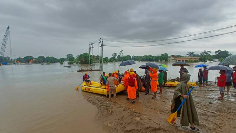 Uttarakhand Weather IMD Issued yellow alert Due to Heavy Rain Closed roads are being cleared ANN उत्तराखंड में मौसम विभाग ने जारी किया येलो अलर्ट, बंद पड़ी सड़कों को कराया जा रहा है खाली