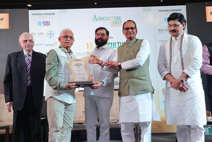 पूर्व सीएम चौहान ने कहा कि 15वें कृषि नेतृत्व पुरस्कार समारोह के दौरान प्रदान किया गया यह सम्मान जलवायु परिवर्तन के प्रभावों को कम करने के लिए बांस की खेती को बढ़ावा देने के महाराष्ट्र के प्रयासों को मान्यता देता है.