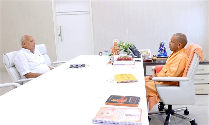 सीएम योगी के नेतृत्व वाली यूपी सरकार में कृषि मंत्री सूर्य प्रताप शाही के दाल के भाव पर दिए बयान के बाद सूबे में राजनीतिक सरगर्मी बढ़ गई.