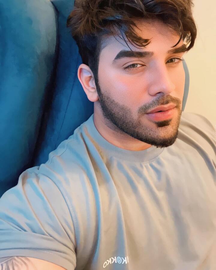 11 जुलै 1990 रोजी दिल्लीत जन्मलेला पारस छाबरा आपल्या पंच लाइन्सने चर्चेत आला आहे. पारसने बिग बॉस 13 च्या घरात खळबळ उडवून दिली आणि इथपर्यंत पोहोचण्यासाठी त्याने खूप मेहनत घेतली आहे.