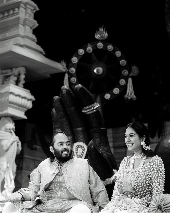 इसके बाद 14 के दिन अंबानी फैमिली मंगल उत्सव यानी ग्रैंड वेडिंग रिसेप्शन होस्ट करने वाली है. इस कार्ड में ये भी जानकारी दी गई है कि शादी में शामिल होने वाले मेहमानों को ट्रेडिशनल इंडियन कॉस्ट्यूम कोड फॉलो करना होगा.