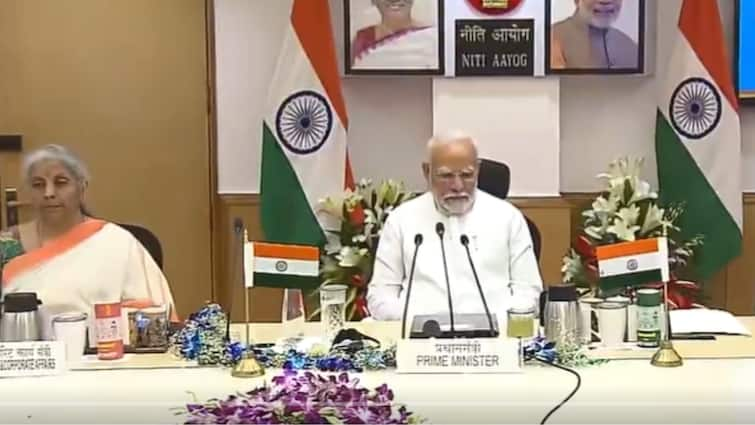 PM Modi Hold Key Meeting With Niti Ayog Officials And Economists Before Budget 2024-25 PM Modi Holds Key Meeting With NITI Aayog Officials And Economists Before Budget 2024-25