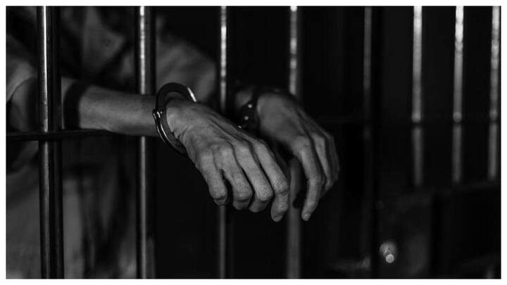 भारत की जेलों में जाति आधारित अलगाव और श्रम कानूनों को लेकर वेब पोर्टल द वायर ने एक रिपोर्ट छापी थी.