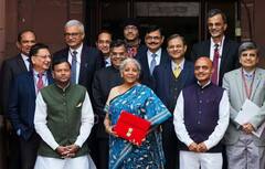 निळी, लाल ते कॉफी कलरची साडी, सात वेळा अर्थसंकल्प सादर करताना निर्मला सीतारामन यांचे सात लूक!