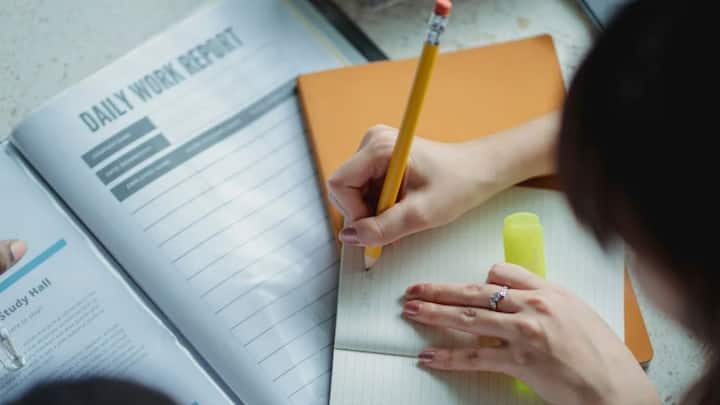 প্রস্তুতি শুরু করার আগে জানতে হবে পরীক্ষার ফর্ম্যাট। UPSC সিভিল সার্ভিস পরীক্ষা হয় তিন ধাপে। প্রিলিমিনারি, মেনস এবং সব শেষে ইন্টারভিউ।