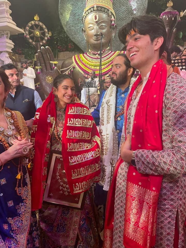 अनंत अंबानी अपनी बचपन की दोस्त राधिका मर्चेंट के साथ शादी के बंधन में बंधने वाले हैं. हर किसी को इस पल का बेसब्री से इंतजार है.वहीं शादी से पहले अब अनंत और राधिका की वेडिंग का कार्ड भी सामने आ चुका है.जिसपर ड्रेस कोड से लेकर शादी की टाइमिंग से जुड़ी सारी डिटेल्स दी गई है.