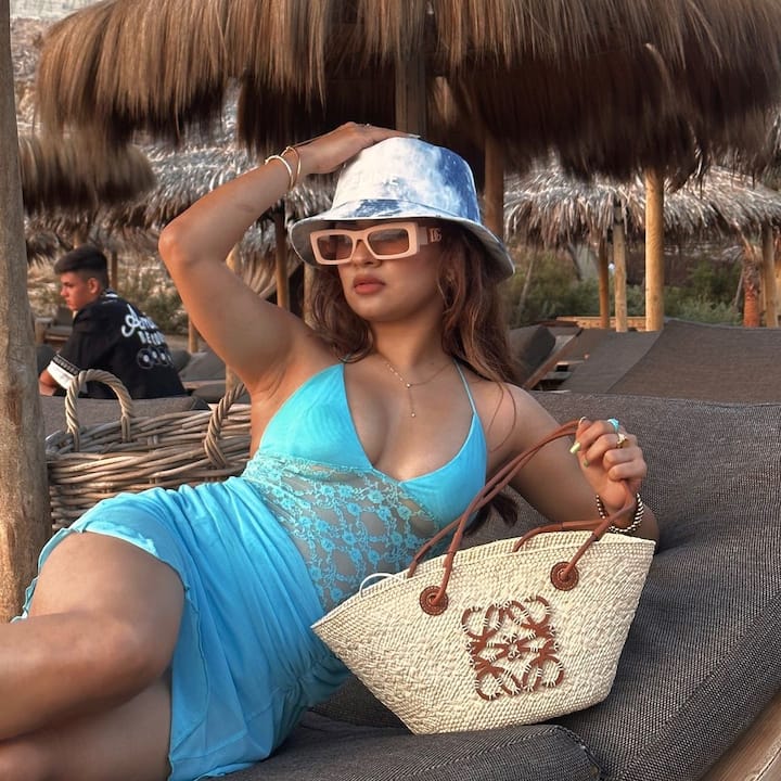 Avneet Kaur flaunted her curvy figure in a blue bikini, fans went crazy after seeing her style. 3 Avneet Kaur has completed her look with light makeup, a chain around her neck and stylish glasses on her eyes.