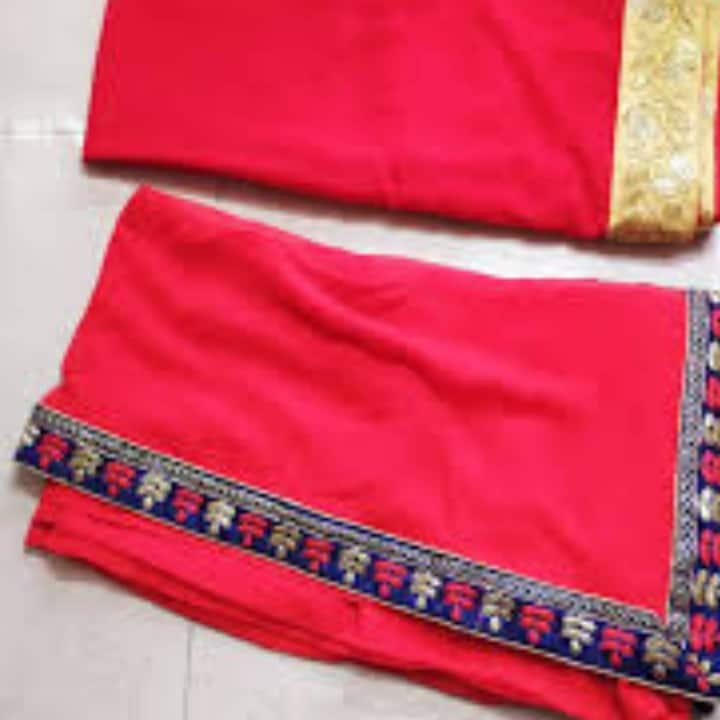 If you have many old sarees in your house, then you can prepare the background for the photo shoot with its help. This will give you a very vibrant look. You can use them for a vintage look. You can use printed sarees for a beautiful background.