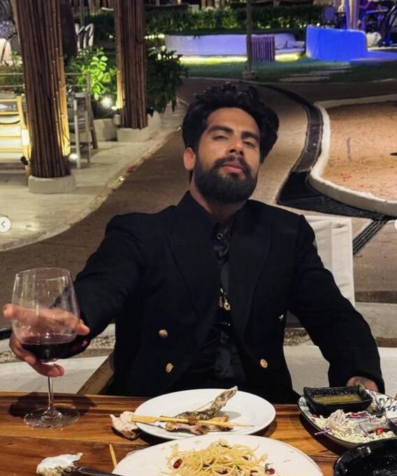 ਪੰਜਾਬੀ ਗਾਇਕ ਸਿੰਗਾ ਨੂੰ ਹੋਇਆ ਪਿਆਰ, 'Mystery Girl' ਨਾਲ ਤਸਵੀਰਾਂ ਵਾਇਰਲ