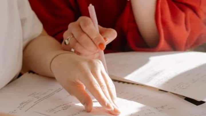 UPSC-র পরীক্ষার ধরণ বোঝার জন্য পূর্ববর্তী বছরের প্রশ্নপত্র সমাধান করতে হবে। তাতে টাইম ম্যানেজমেন্ট সহ কোন কোন অংশে আরও বেশি খাটতে হবে তা বোঝা সম্ভব।