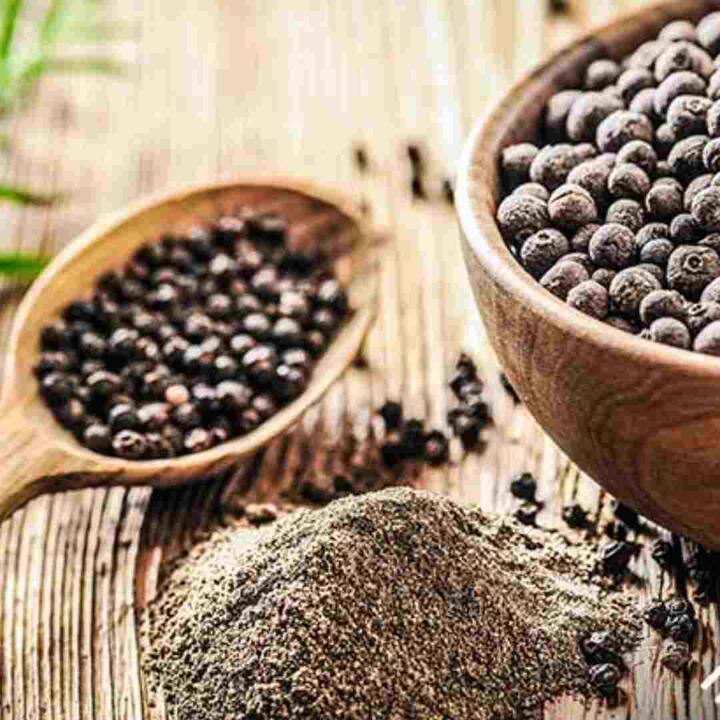 Black Pepper : ਭਾਰਤੀ ਮਸਾਲਿਆਂ  ਵਿੱਚੋਂ ਇੱਕ ਹੈ 'ਕਾਲੀ ਮਿਰਚ' । ਇਸ ਨੂੰ ਦੁਨੀਆ ਭਰ ਵਿੱਚ ਮਸਾਲਿਆਂ ਦਾ ਰਾਜਾ ਕਿਹਾ ਜਾਂਦਾ ਹੈ ਕਿਉਂਕਿ ਇਸ ਵਿੱਚ ਕਈ ਤਰ੍ਹਾਂ ਦੇ ਪੋਸ਼ਕ ਤੱਤ ਪਾਏ ਜਾਂਦੇ ਹਨ।