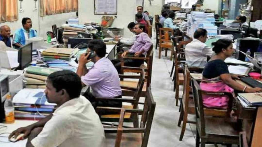 Old Pension Scheme: மீண்டும் பழைய ஓய்வூதியம்.! அரசு ஊழியர்களுக்கு வரப்போகுது குட்நியூஸ்- எப்போ தெரியுமா.?