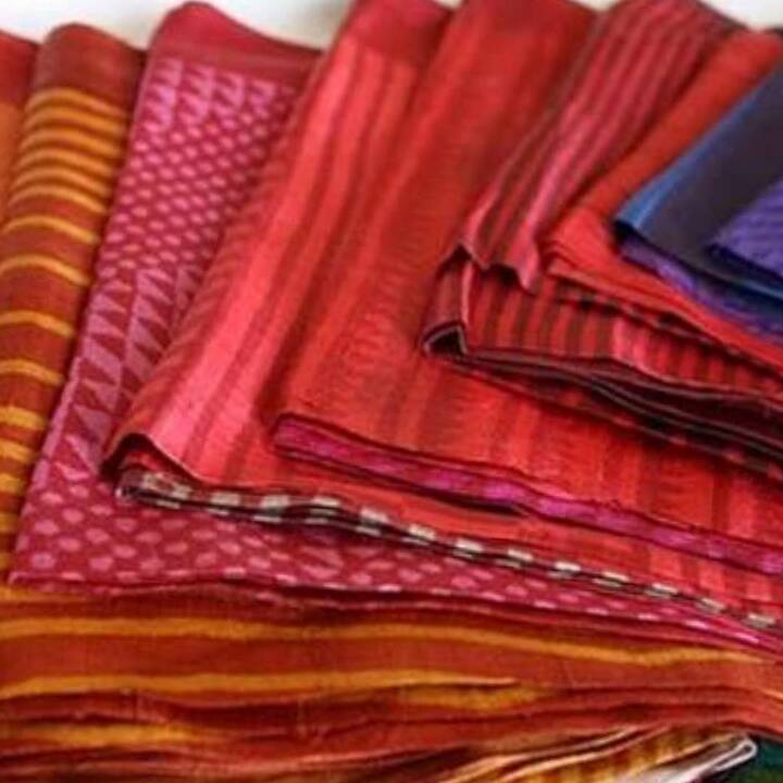 Use Old Sarees : ਭਾਰਤੀ ਔਰਤਾਂ ਉਨ੍ਹਾਂ ਨੂੰ ਪਹਿਨਣ ਨਾਲੋਂ ਆਪਣੀਆਂ ਸਾੜੀਆਂ ਦੇ ਸੰਗ੍ਰਹਿ ਨੂੰ ਸਟੋਰ ਕਰਨ ਦੀ ਜ਼ਿਆਦਾ ਸ਼ੌਕੀਨ ਹਨ। ਇਹੀ ਕਾਰਨ ਹੈ ਕਿ ਉਹ ਸ਼ਾਇਦ ਕੁਝ ਪ੍ਰਤੀਸ਼ਤ ਸਾੜੀਆਂ ਦੀ ਵਰਤੋਂ ਕਰਦੀ ਹੈ ਜੋ ਉਸ ਦੀ ਅਲਮਾਰੀ ਵਿੱਚ ਹਨ।