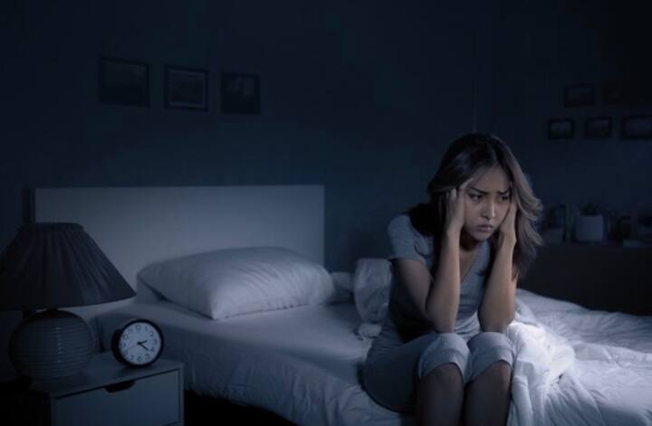 ज्यादातर लोगों की शिकायत होती है कि उन्हें रात में एंग्जाइटी ज्यादा परेशान करती है. उन्हें चिंता खाए जाती है, एक डर सा बना रहता है. मानो खुद के विचारों पर ही कंट्रोल नहीं है, इमोशन भी रूकने का नाम नहीं लेते हैं. ज्यादा सोच-सोचकर परेशानी और भी ज्यादा बढ़ जाती है. लेकिन रात में ही यह समस्या ज्यादा क्यों हो रही है. आइए जानते हैं इसके पीछे का कारण...