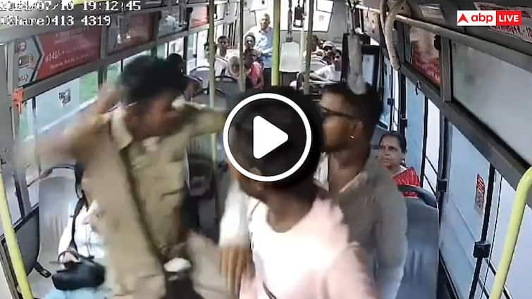 Bhopal City Bus Two people beat up conductor driver Video Viral ANN भोपाल: बस में महिला सीट पर बैठने से रोका तो कंडक्टर-ड्राइवर की कर दी पिटाई, यात्रियों में दहशत