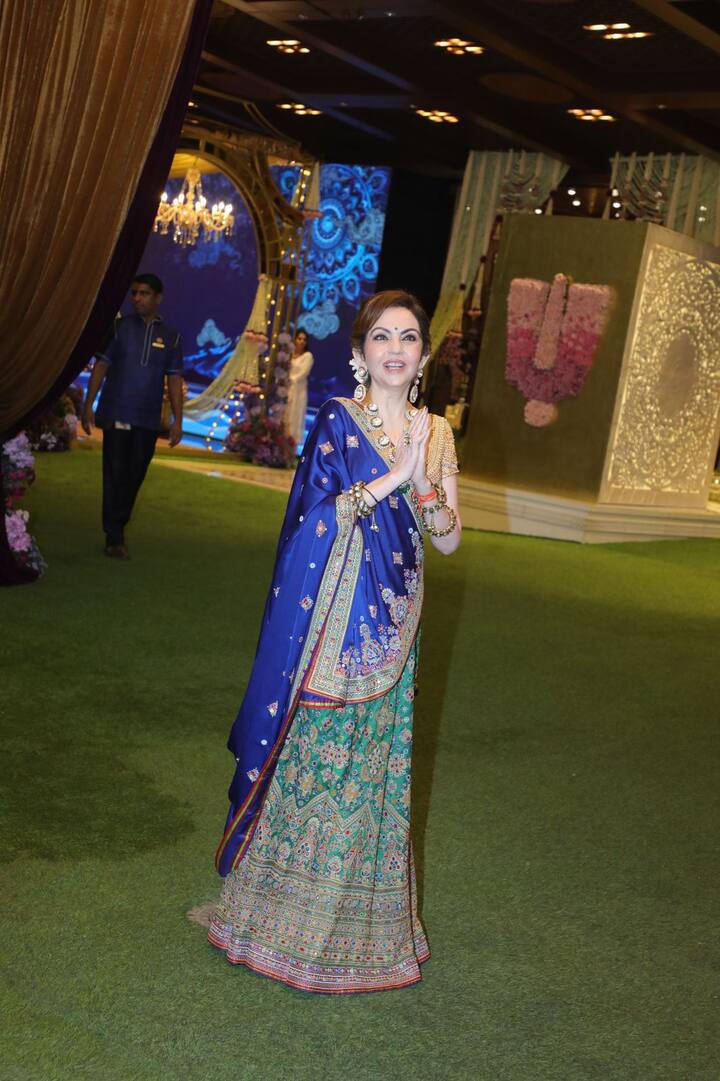 अनंत-राधिका की खास पूजा में नीता अंबानी अबू जानी संदीप खोसला के हैवी एम्ब्राइडरी वाला लहंगा चोली पहनकर पहुंची थीं. इस दौरान उनके चेहरे की खुशी देखते ही बन रही थी.