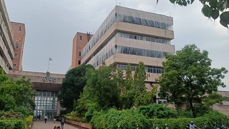 Satpura Bhawan troubled by rain water offices are being saved with the help of sheets ann सतपुड़ा भवन को पॉलीथिन का सहारा? पहले आग तो अब बारिश के पानी से बढ़ी परेशानी