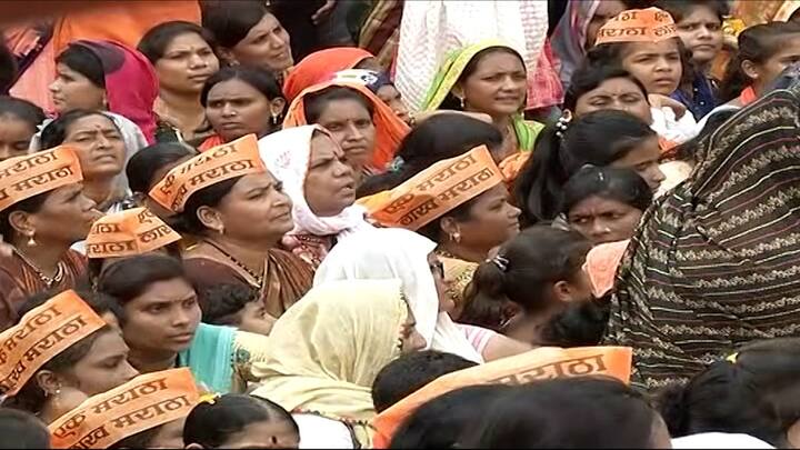 मनोज जरांगे यांनी बीडमधील डॉ. बाबासाहेब आंबेडकर यांच्या पुतळ्याला पुष्पहार घालून अभिवादन केले. त्यानंतर, त्यांची रॅली शहरातील छत्रपती शिवाजी महाराजा चौकाकडे वळाली आहे.