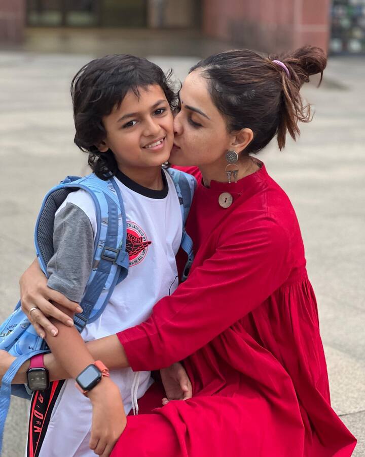 जेव्हा त्याला विचारण्यात आले की त्याची मुले पापाराझींना नमस्कार का करतात? यावर अभिनेता म्हणाला की आमच्या कामामुळे फोटोग्राफर आमचे फोटो क्लिक करतात.