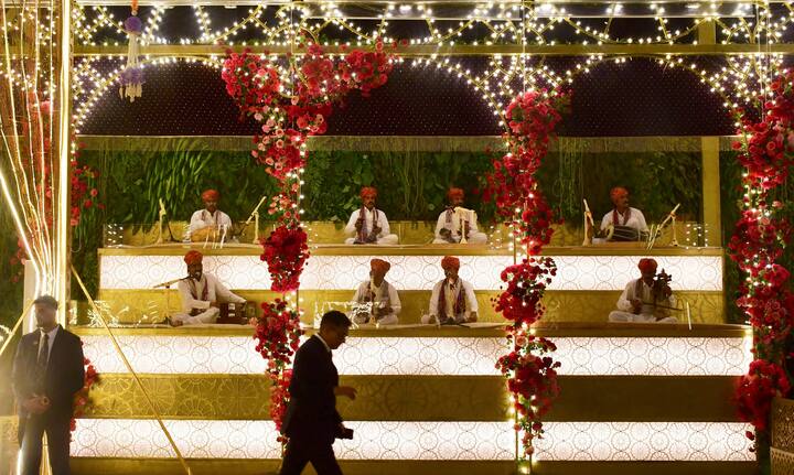 महाकालेश्वर मंदिर के आशीष पुजारी ने बताया कि अंबानी परिवार में विवाह समारोह को लेकर उन्हें निमंत्रण मिला था. महाकालेश्वर मंदिर के संजय पुजारी के साथ में वे मुंबई पहुंचे. मुंबई में उन्होंने शिव शक्ति अनुष्ठान करवाया. पंडित आशीष पुजारी ने बताया कि अनंत अंबानी और राधिका मर्चेंट के विवाह समारोह में धार्मिक परंपराओं का भी निर्वहन किया जा रहा है.