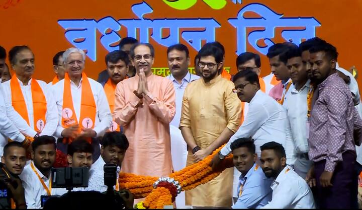 विपक्षी महा विकास आघाडी (एमवीए) की घटक शिवसेना (यूबीटी) के चीफ उद्धव ठाकरे ने बुधवार रात मध्य मुंबई के पांच सितारा होटल में डिनर पर पार्टी के विधायकों के साथ बातचीत की, जबकि भाजपा विधायक दल ने भी विधानभवन परिसर में अपने सदस्यों के साथ रणनीतिक बैठक की.