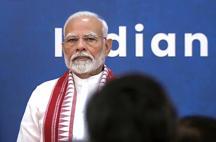 चुनावी माहौल के बीच सभी सियासी दल विधायकों को एकजुट रखने के लिए एड़ी-चोटी का जोर लगाते नजर आए. ऐसे दल ‘क्रॉस वोटिंग’ की आशंका के मद्देनजर उनके साथ डिनर पर मीटिंग कर रहे हैं, जबकि विधायकों को होटल में ठहराने का इंतजाम भी किया जा रहा है.