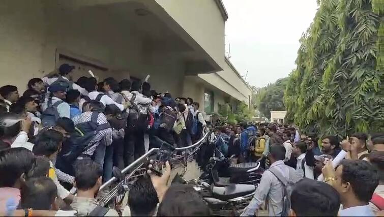 gujarat bharuch job interview stampede railing video viral 42 પોસ્ટ, 1000 ઉમેદવાર, ભરૂચમાં નોકરી માટે થઈ ભાગદોડ, રેલિંગ તૂટતા યુવકો નીચે પડ્યા, જોબ ઇન્ટરવ્યૂનો વિડિયો વાયરલ