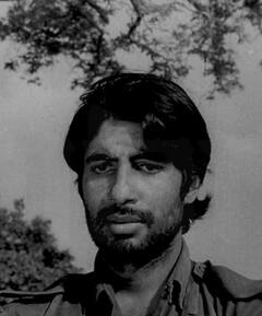 चूहों के साथ सोया, कोयला खदान में किया काम, आज बॉलीवुड का शहंशाह है ये बच्चा, पहचाना?