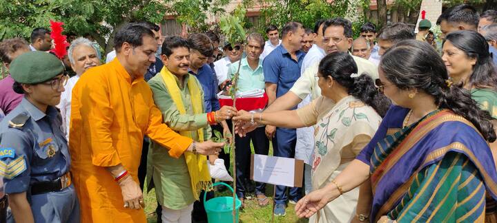 हरियाली अभियान के तहत जहां सरकार हरियाली बढ़ाने के लिए पौधारोपण कर रही है, वहीं अब विश्वविद्यालय, महाविद्यालय और अन्य जगहों पर भी पौधरोपण का महीना शुरू हो गया है.