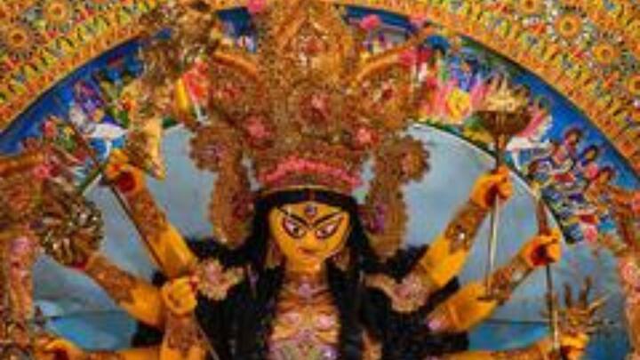 আদ্যাশক্তি মা দুর্গার পুজোর উদ্দেশ্যে আনা সমস্ত জিনিস যেন বাড়ি বা ফ্ল্যাটের দক্ষিণ অথবা দক্ষিণ-পূর্ব দিকে থাকে সেটাও লক্ষ্য রাখতে হবে। ধর্মীয় বিশ্বাস, শুক্রবারে মা দুর্গার স্তোত্র ও মন্ত্রপাঠ করে পুজো করলে জীবনে প্রচুর ইতিবাচক ঘটনা ঘটে। বাড়ির চারিদিকেও ইতিবাচক পরিবেশ তৈরি হয়। (ছবি সৌজন্য- পিটিআই)