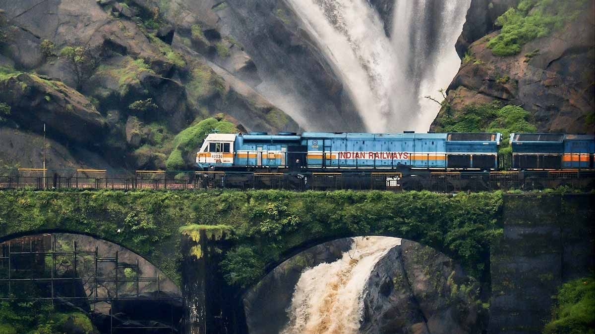 Monsoon Travel : आयुष्यात एकदा तरी पावसाळ्यात 'या' 5 रेल्वे मार्गांवर प्रवास कराच..! हा अनुभव स्वर्गसुखापेक्षा कमी ठरणार नाही