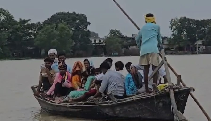 शादी हो तो ऐसी, सड़कें तालाब में हुईं तब्दील तो दुल्हन लेने नाव से बारात लेकर पहुंचा दूल्हा 