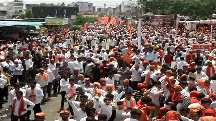 मनोज जरांगे पाटील यांच्या शांतता रॅलीला बीडमध्ये मोठी गर्दी झाली असून आत्तापर्यंतची एखाद्या रॅलीसाठी झालेली ही सर्वात मोठी रेकॉर्डब्रेक गर्दी असल्याचं बोललं जात आहे.