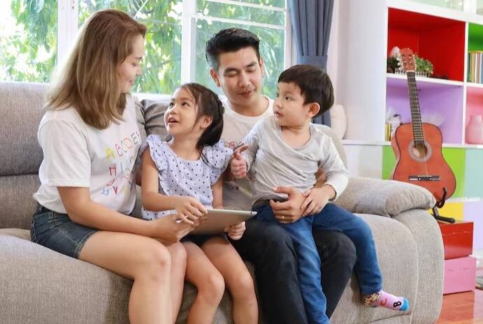 हर माता-पिता का कर्तव्य होता है बच्चों को अच्छी परवरिश और अच्छे संस्कार देना.