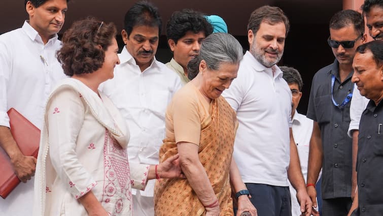 Gandhi family will not attend Anant Ambani Wedding Sonia Gandhi will convey her wishes Anant Radhika Wedding: न्योता देने खुद गए थे मुकेश अंबानी, फिर भी अनंत-राधिका की शादी में गांधी परिवार से कोई नहीं होगा शामिल