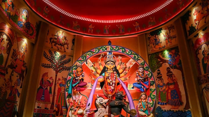 নিয়ম মেনে মূর্তি বা ছবি বসালে এবং প্রদীপ জ্বালিয়ে রাখতে পারলে সব বিপদ থেকে রক্ষা পেতে পারেন। মুক্তি পেতে পারেন মানসিক চাপ বা অবসাদ থেকেও। (ছবি সৌজন্য- পিটিআই)