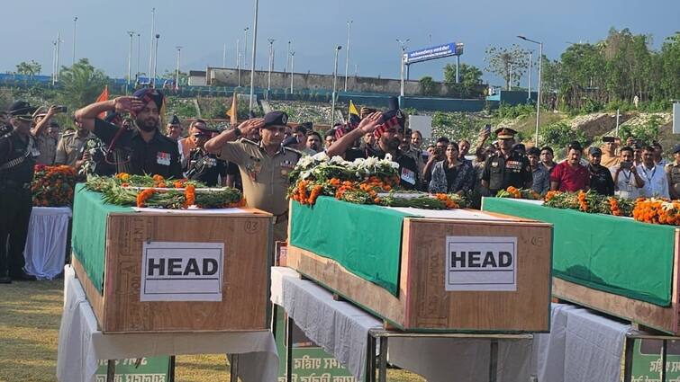 Kathua Terror Attack Dead bodies of martyred soldiers Last Rites in Uttarakhand Kathua Attack: उत्तराखंड पहुंचा शहीद जवानों का शव, नम आंखों से दी गई विदाई, आतंकियों को सबक सिखाने की मांग