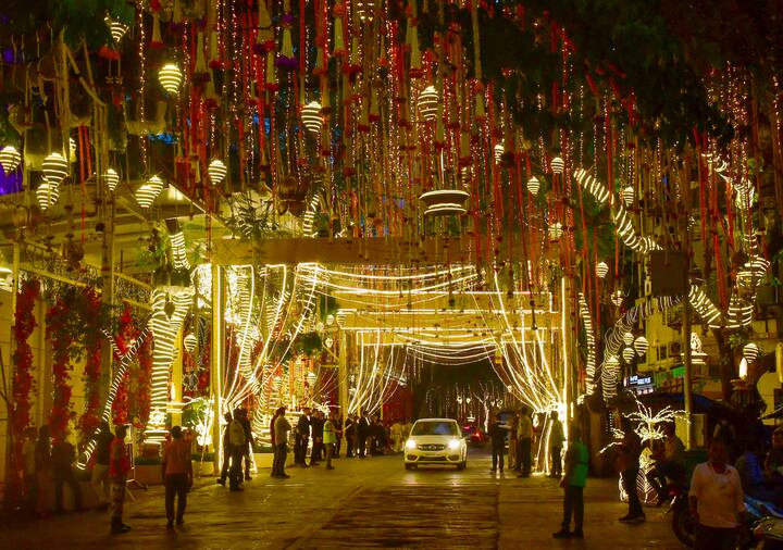 12 जुलाई को अनंत अंबानी और राधिका मर्चेंट बांद्रा कुर्ला कॉम्प्लेक्स के जियो वर्ल्ड सेंटर में शादी के बंधन में बंधेंगे. दोपहर 3.00 बजे बारात इकट्ठा होगी और साफ़ा बांधने की रस्म निभाई जाएगी.मिलन और वरमाला की रस्म रात 8.00 बजे निभाई जाएगी.लग्न की विधि रात 9.30 बजे होगी.